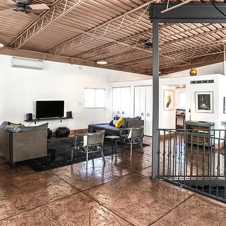 Urban Loft In Heart Of Vibrant Railyard Vila